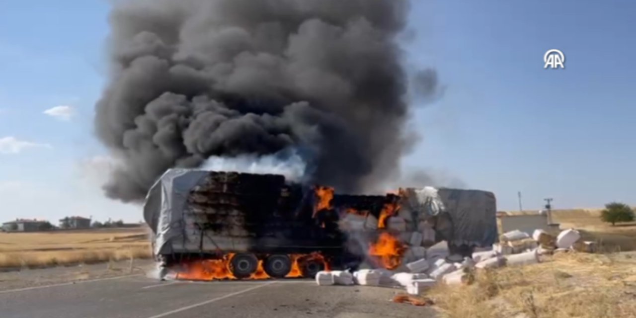Diyarbakır'da saman dolu TIR alev aldı
