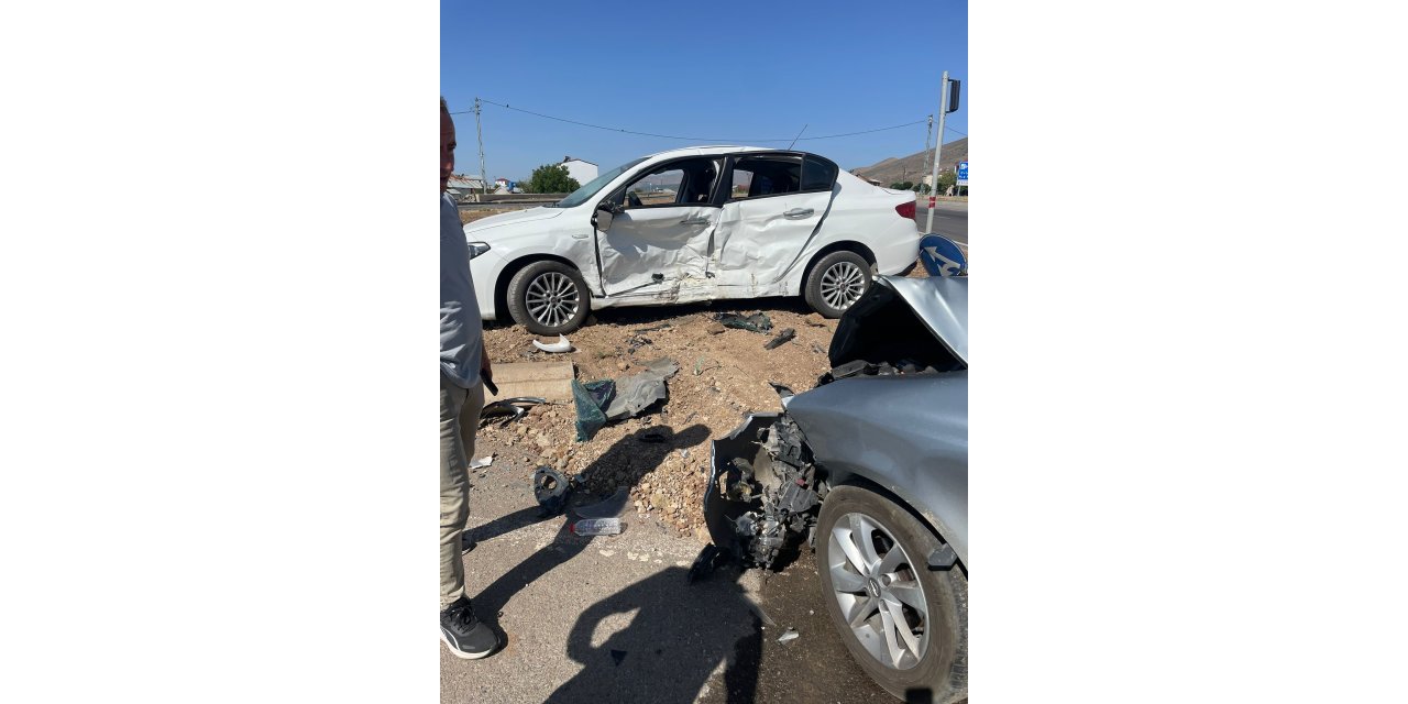 Bingöl'de otomobiller çarpıştı: 2 yaralı