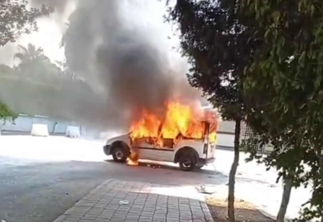 Park halindeki iki araç yandı