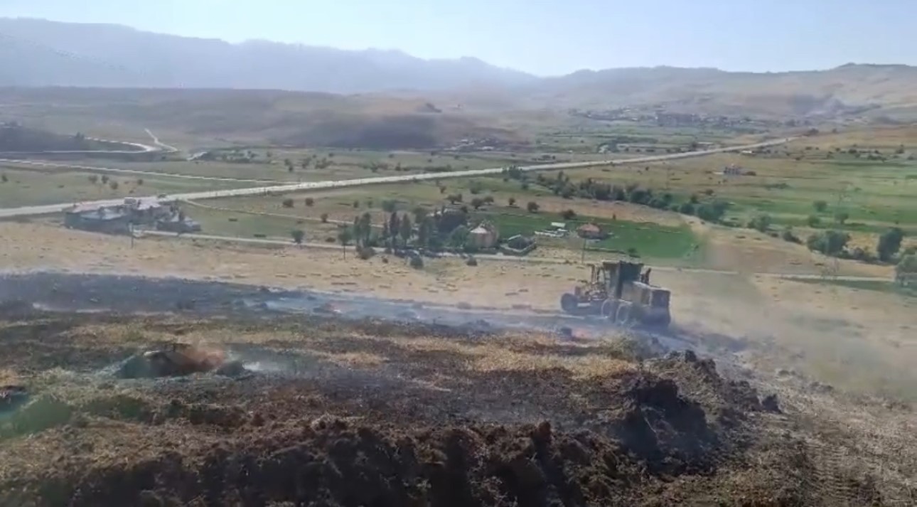 Anız yangını kepçe ile söndürüldü