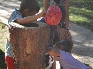 Silvan'da sıcaktan bunalan vatandaşlar parklara akın ediyor