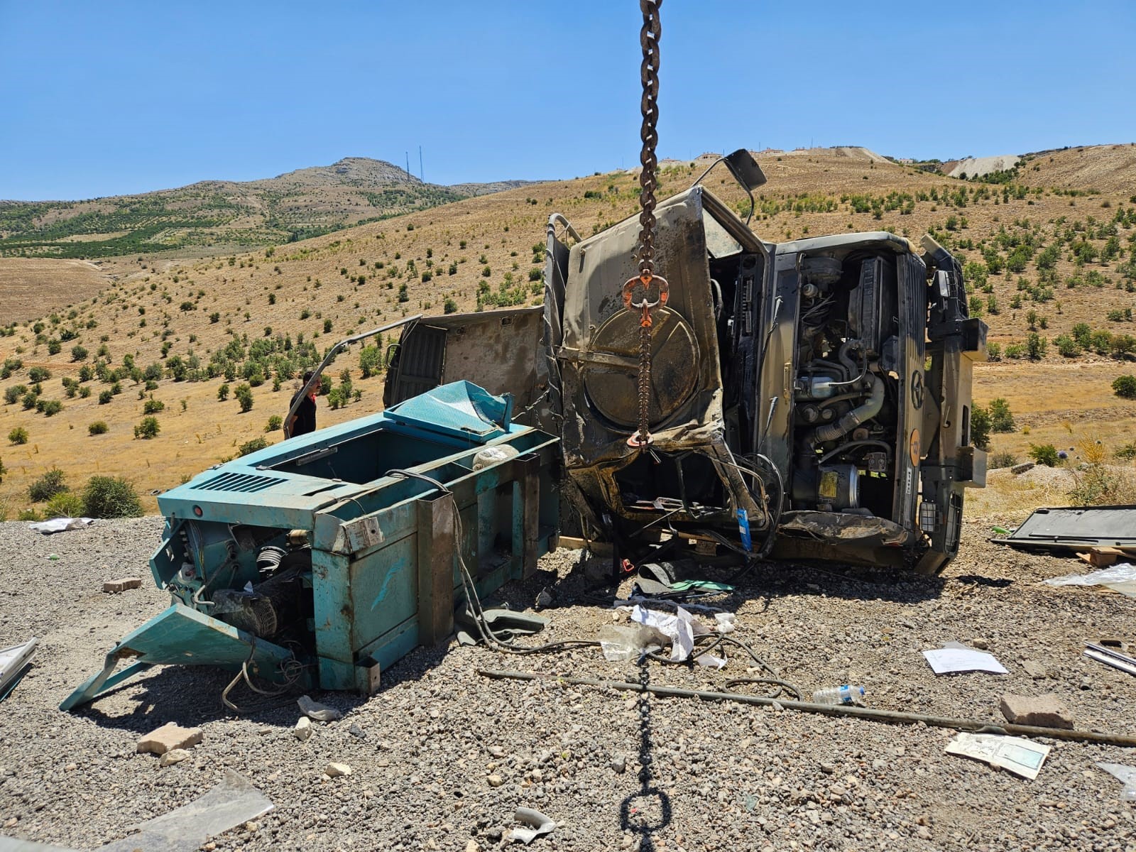 Seyir halindeki askeri araç devrildi, 2 yaralı