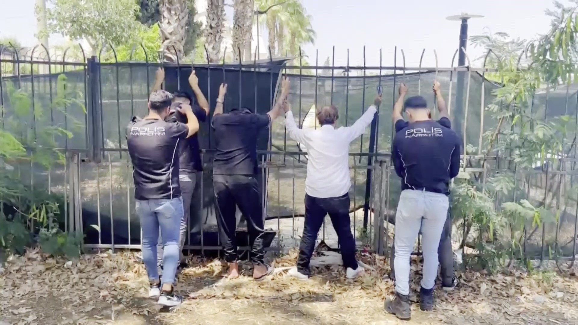 Uyuşturucu operasyonu: 63 kişi suçüstü yakalandı