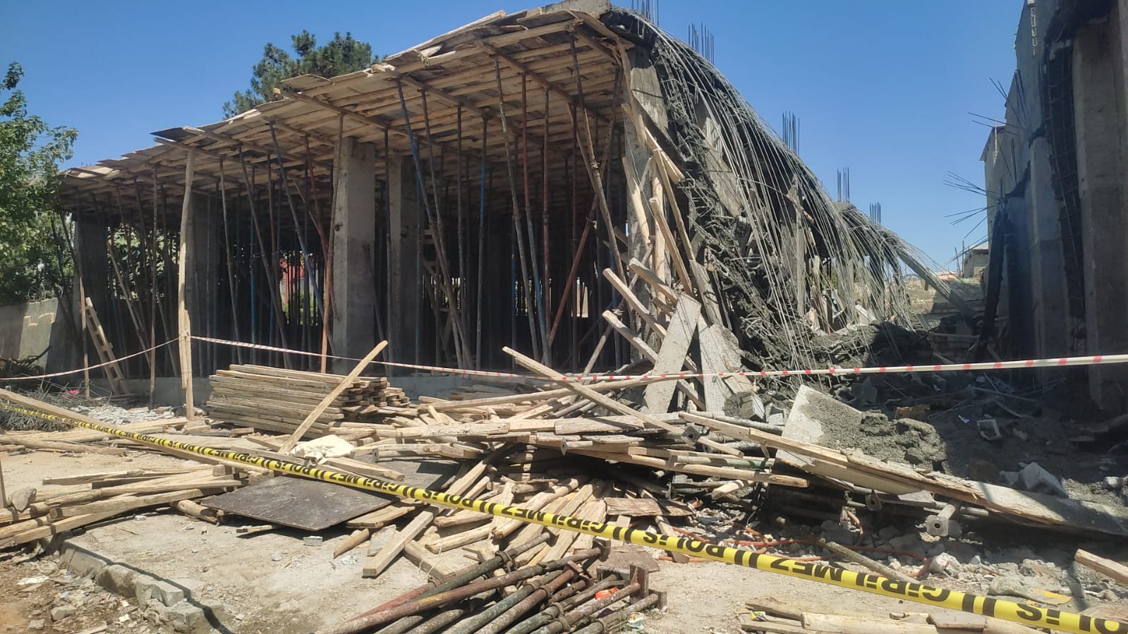 İnşaat tablası çöktü: 7 işçi yaralandı