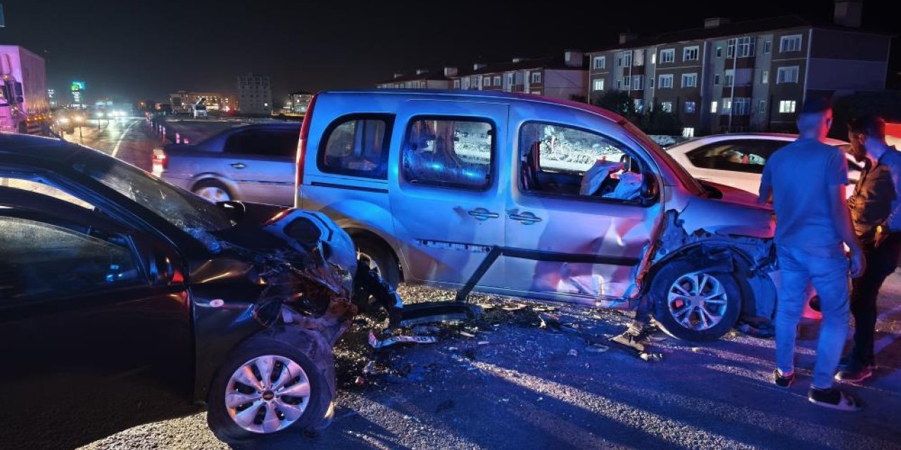 İki otomobil çarpıştı: 14 yaralı