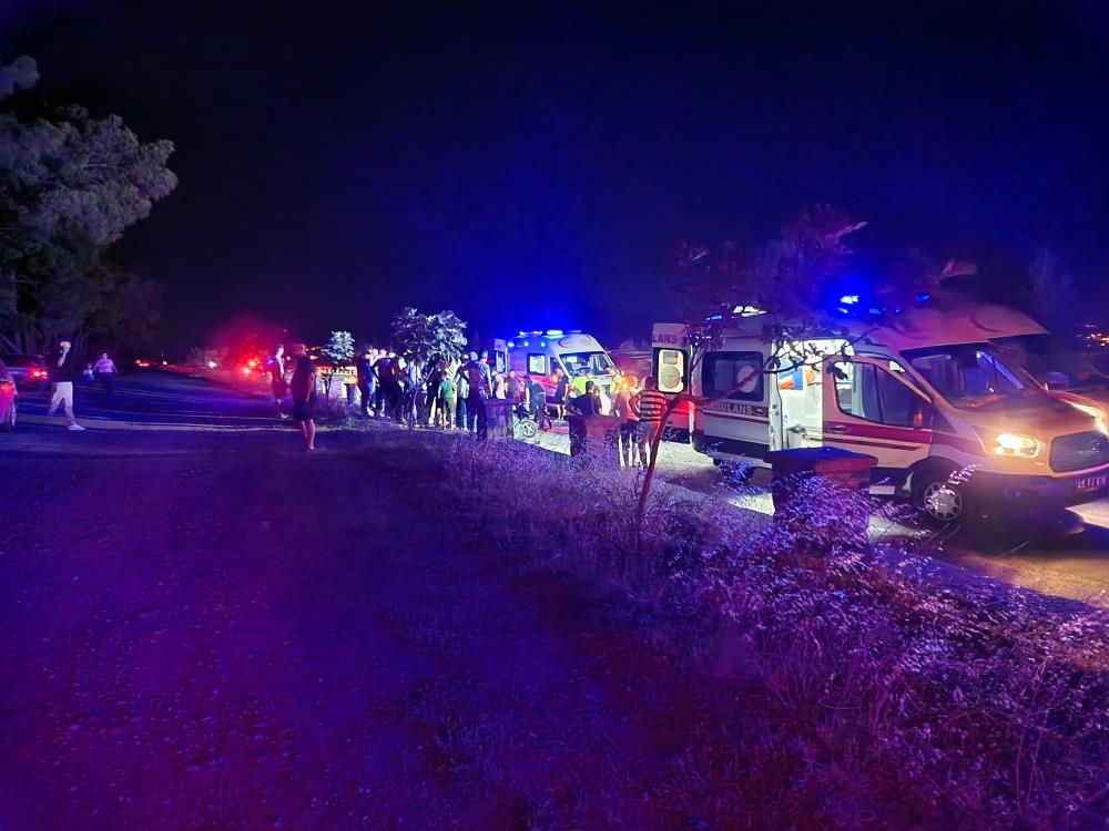 TIR, elektrikli motosiklete çarptı: 6 yaralı