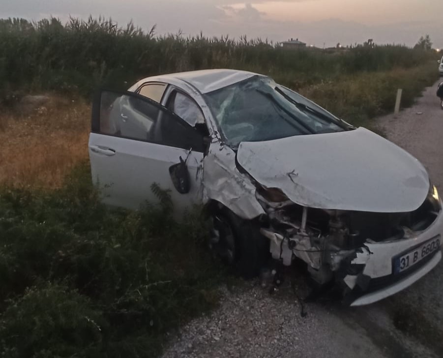 Van'da otomobil ile kamyonet çarptı: 6 yaralı