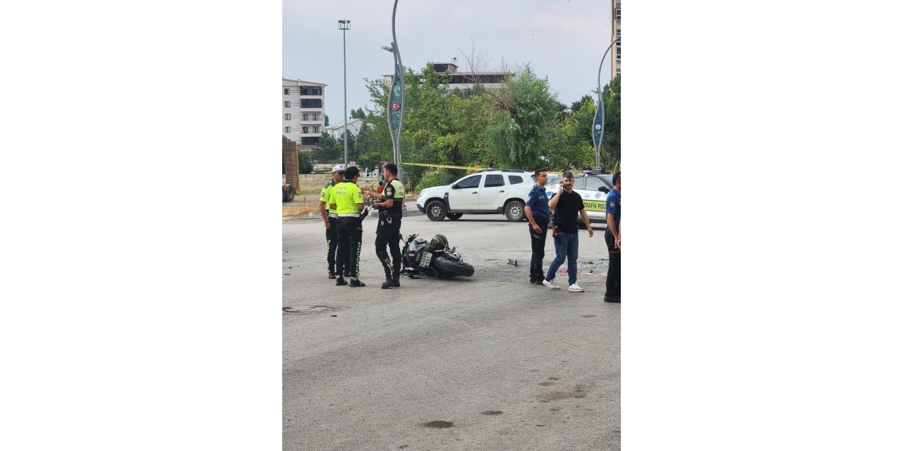 Otomobil ile motosiklet çarpıştı: 2 yaralı