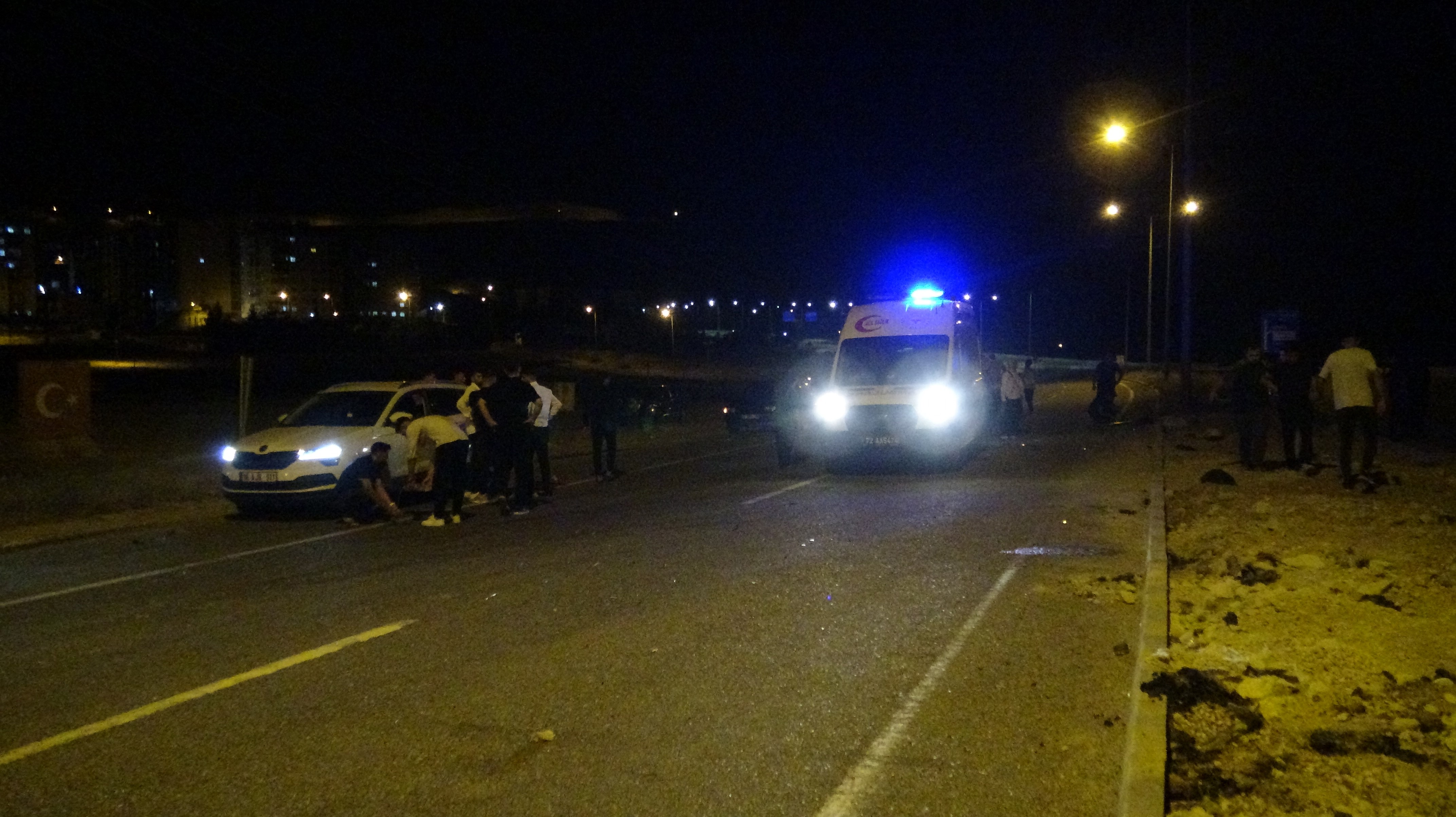 Kontrolden çıkan motosiklet direğe çarptı: Genç sürücü kurtarılamadı