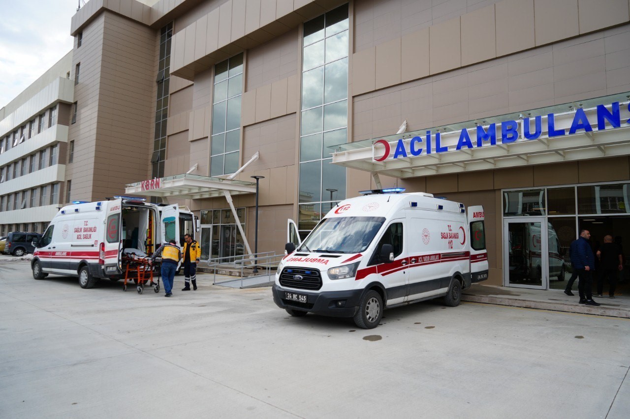 Erzincan’da trafik kazazı: 4 yaralı