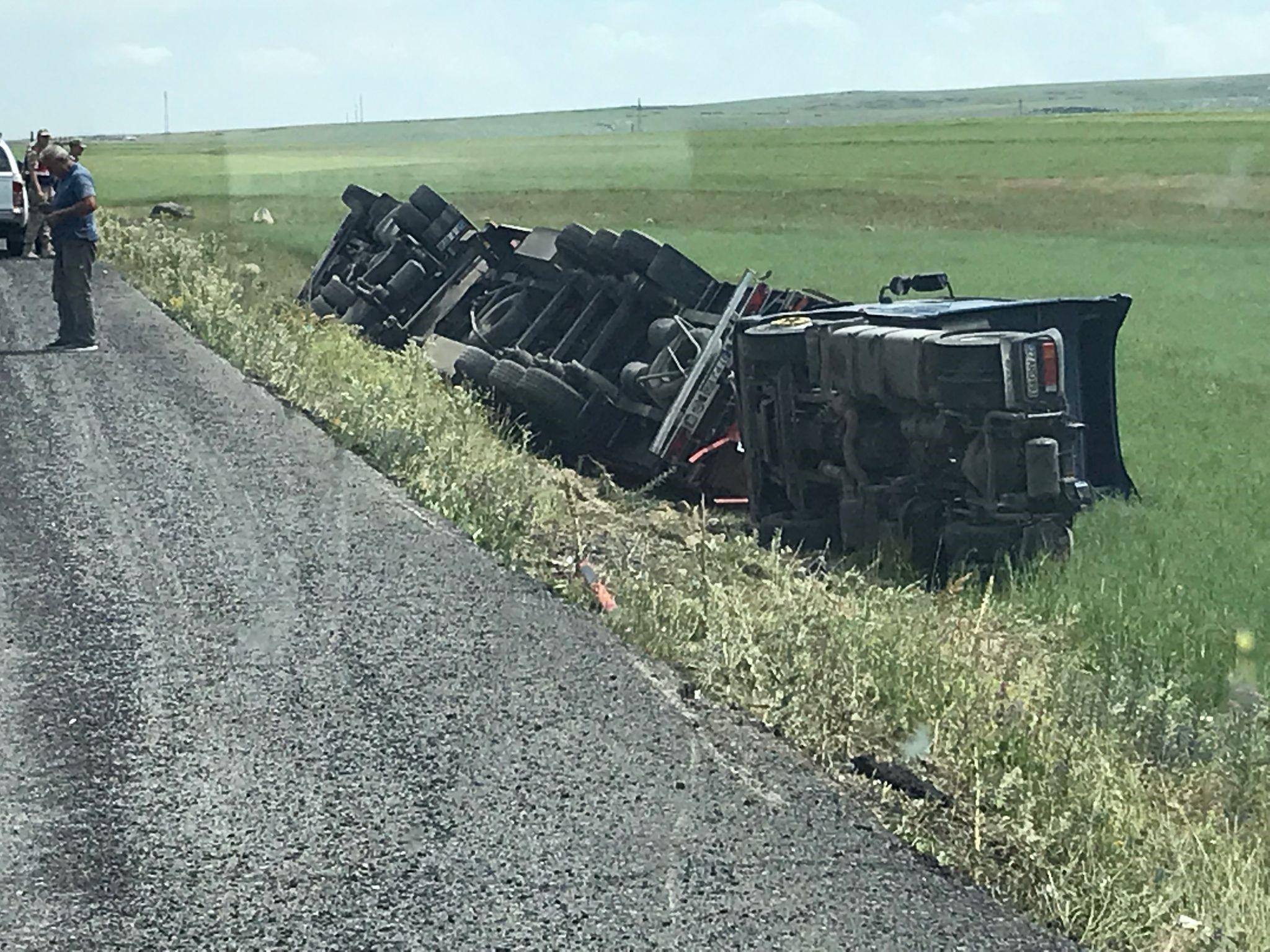 Tır şarampole devrildi: 1 yaralı