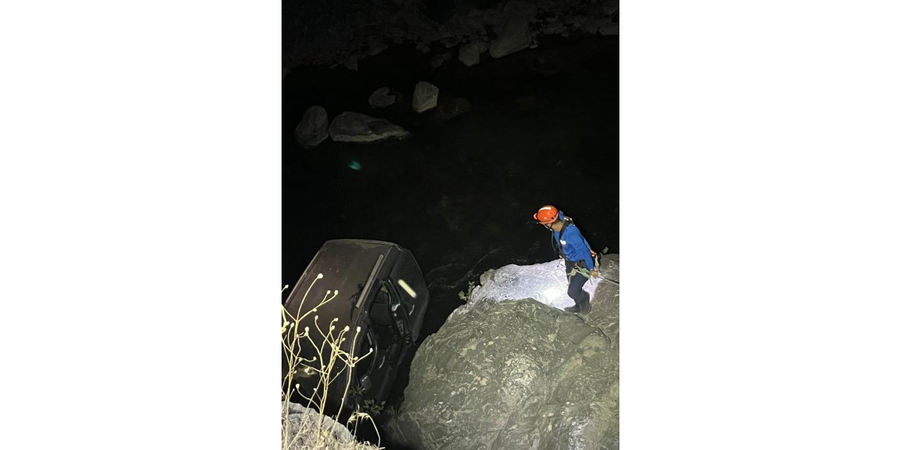 Hafif ticari araç dereye uçtu: 1 yaralı