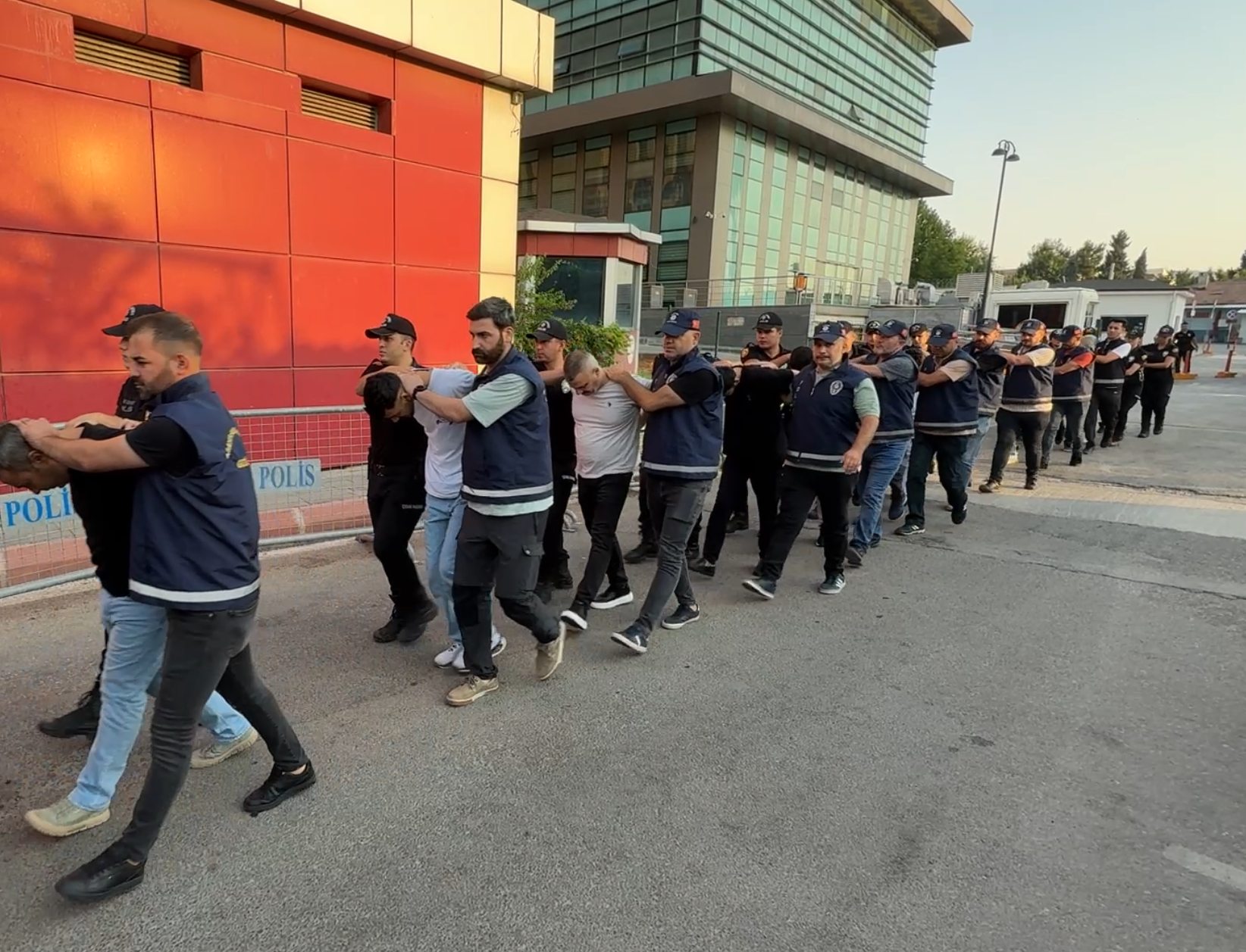 Kurşunlama olaylarına karışan 15 şüpheli adliyede