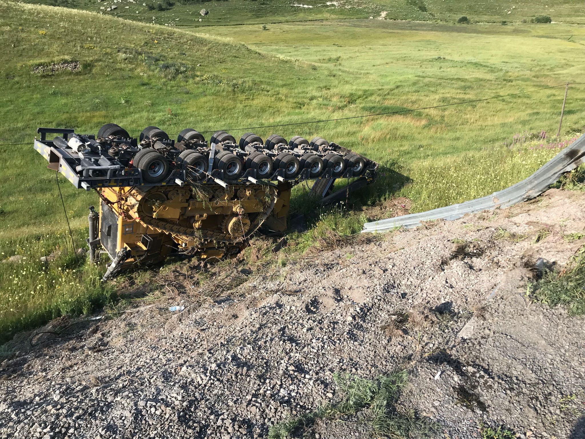 Dozer yüklü dorse dereye uçtu