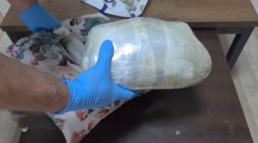 Yolcu yastığından 1 kilo 450 gram skunk çıktı