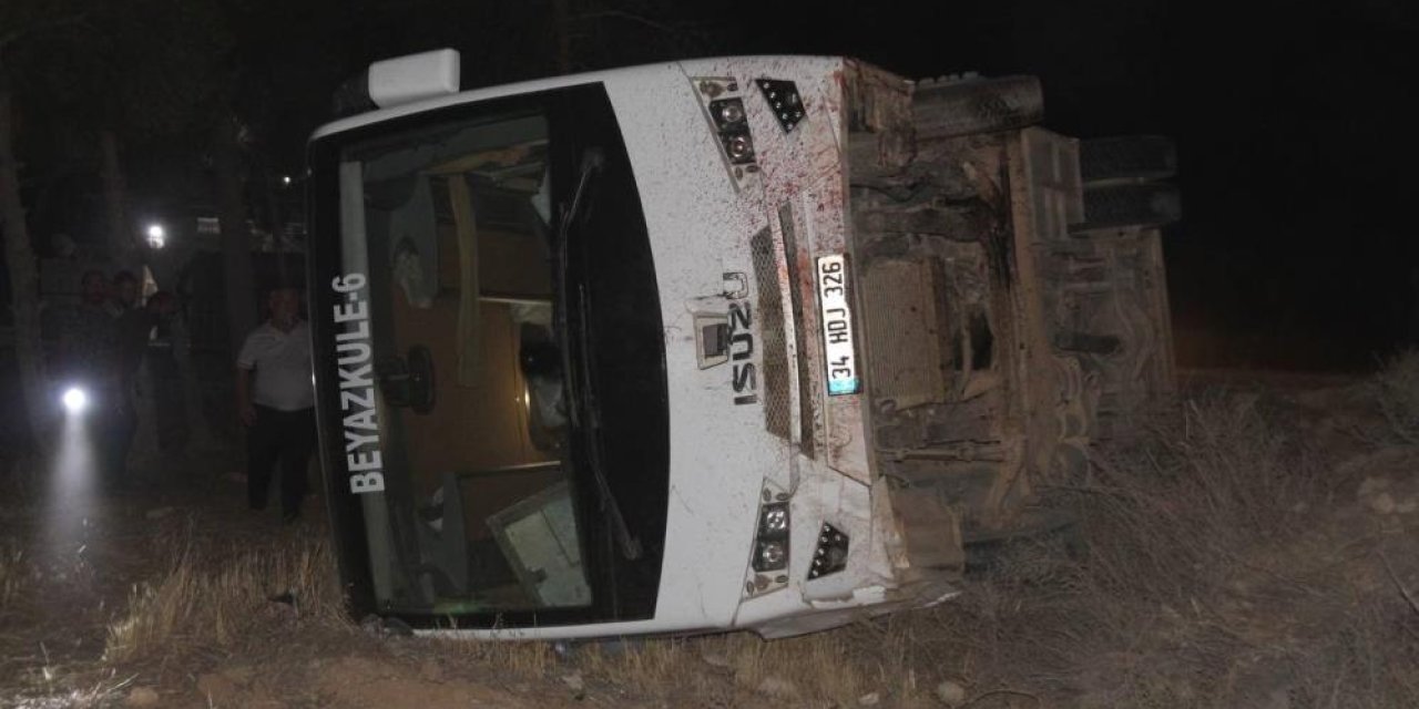 Eşeğe çarpan işçi servis devrildi: 15 yaralı