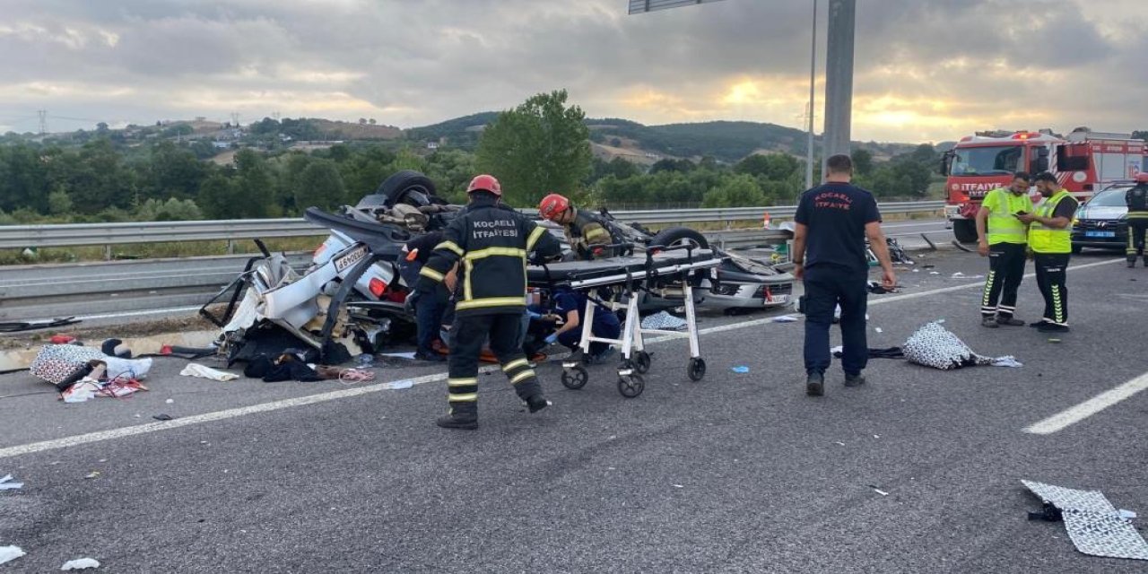 Otomobil yön tabelasına çarptı: 1 ölü, 4 yaralı