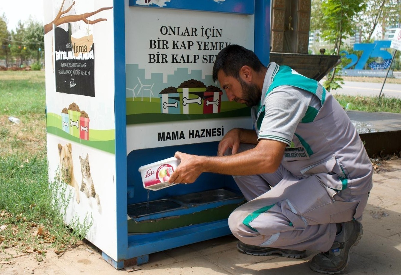 Diyarbakır sıcağında hayvanlara su servisi
