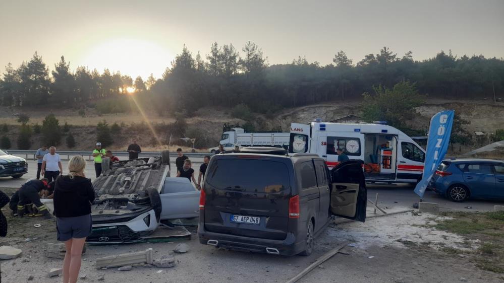 Midibüs ile otomobil çarpıştı: 6 yaralı