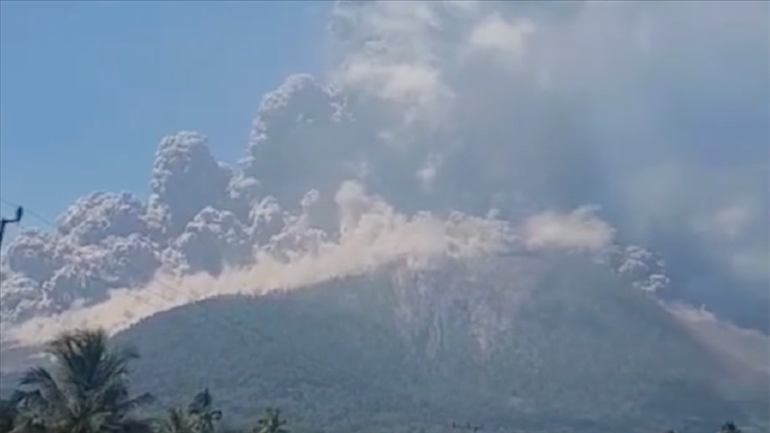Endonezya’da Lewotobi Yanardağı patladı