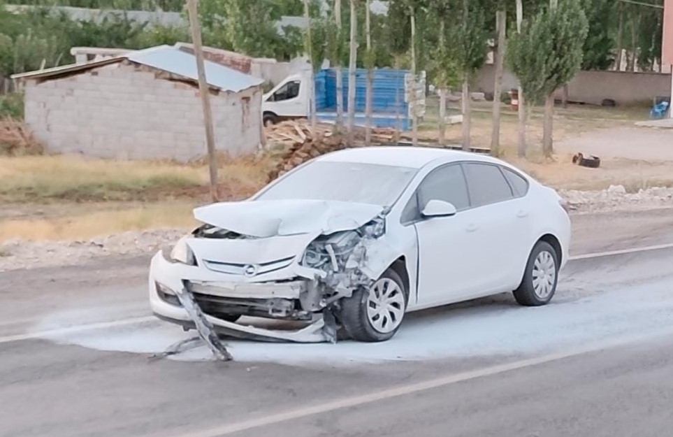 İki otomobil çarpıştı: 3 yaralı