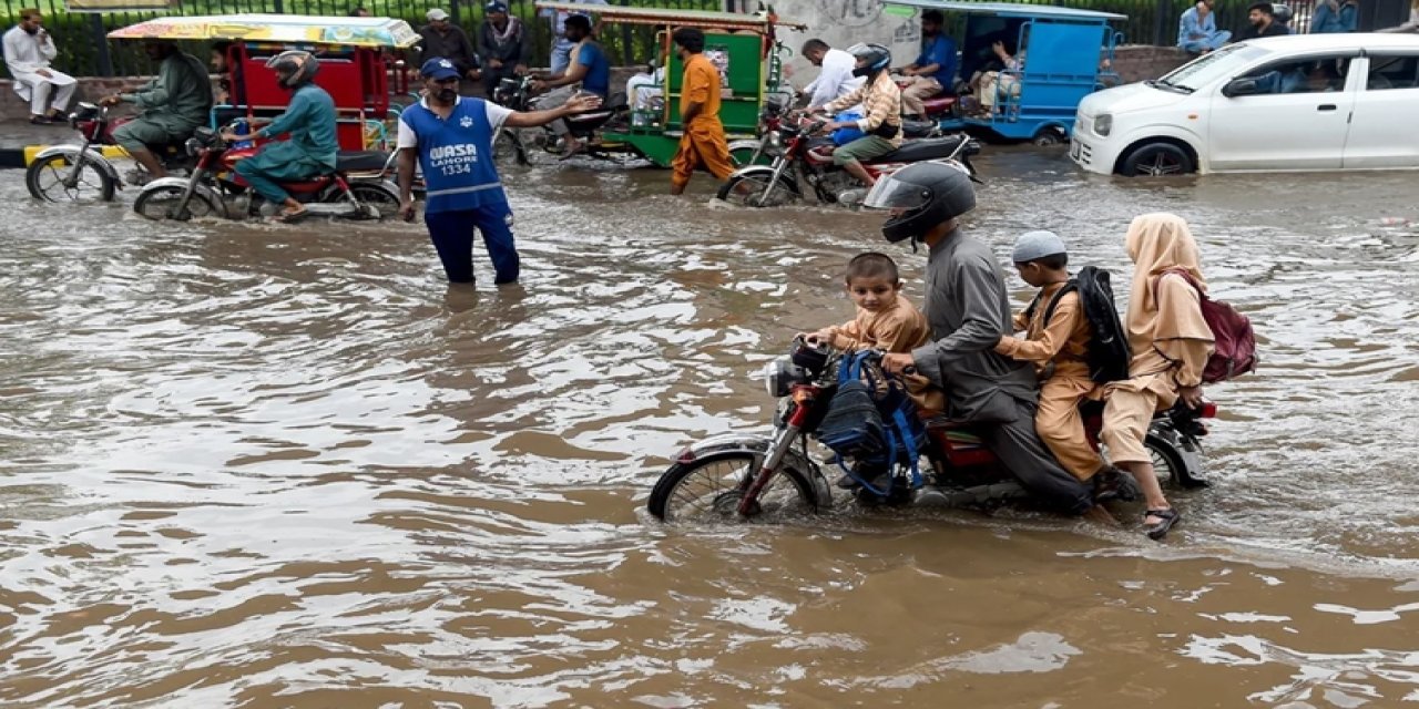 Pakistan'da muson felaketi: 299 ölü