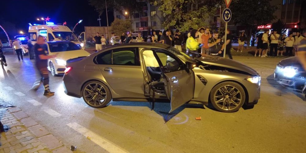 İki otomobil çarpıştı: 3 yaralı