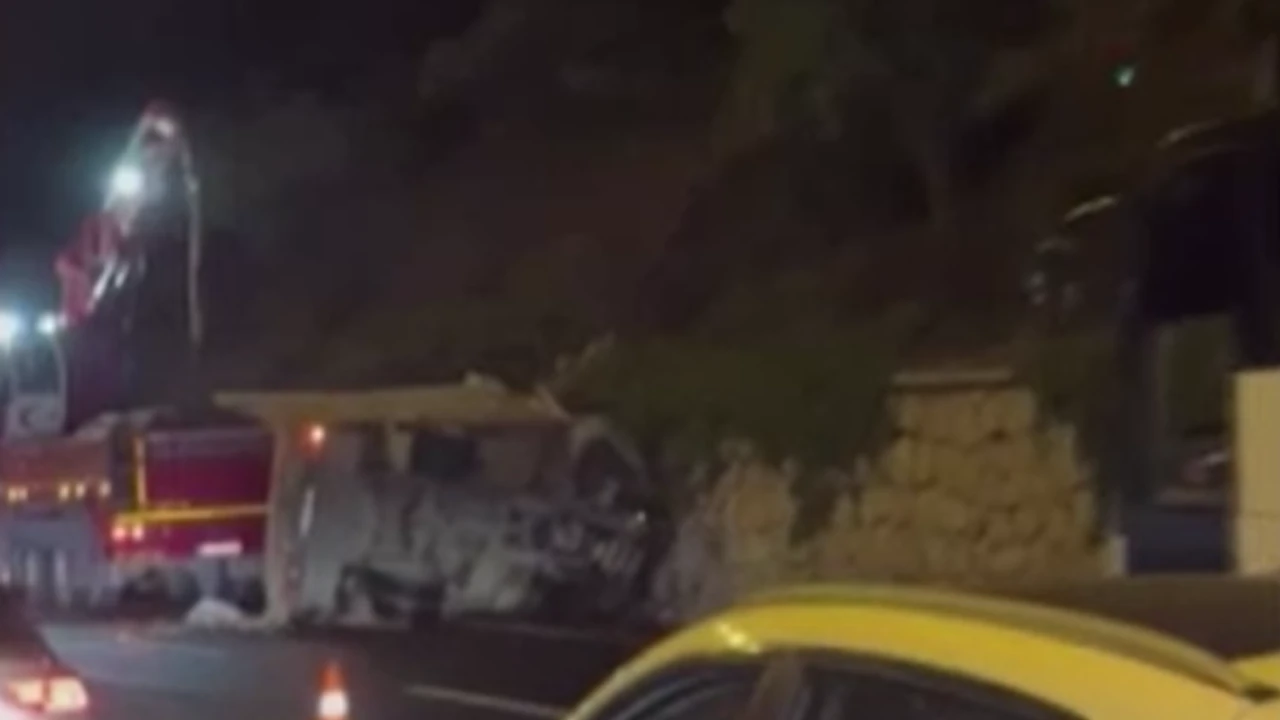 Otobüs kamyonete arkadan çarptı: 6 yaralı