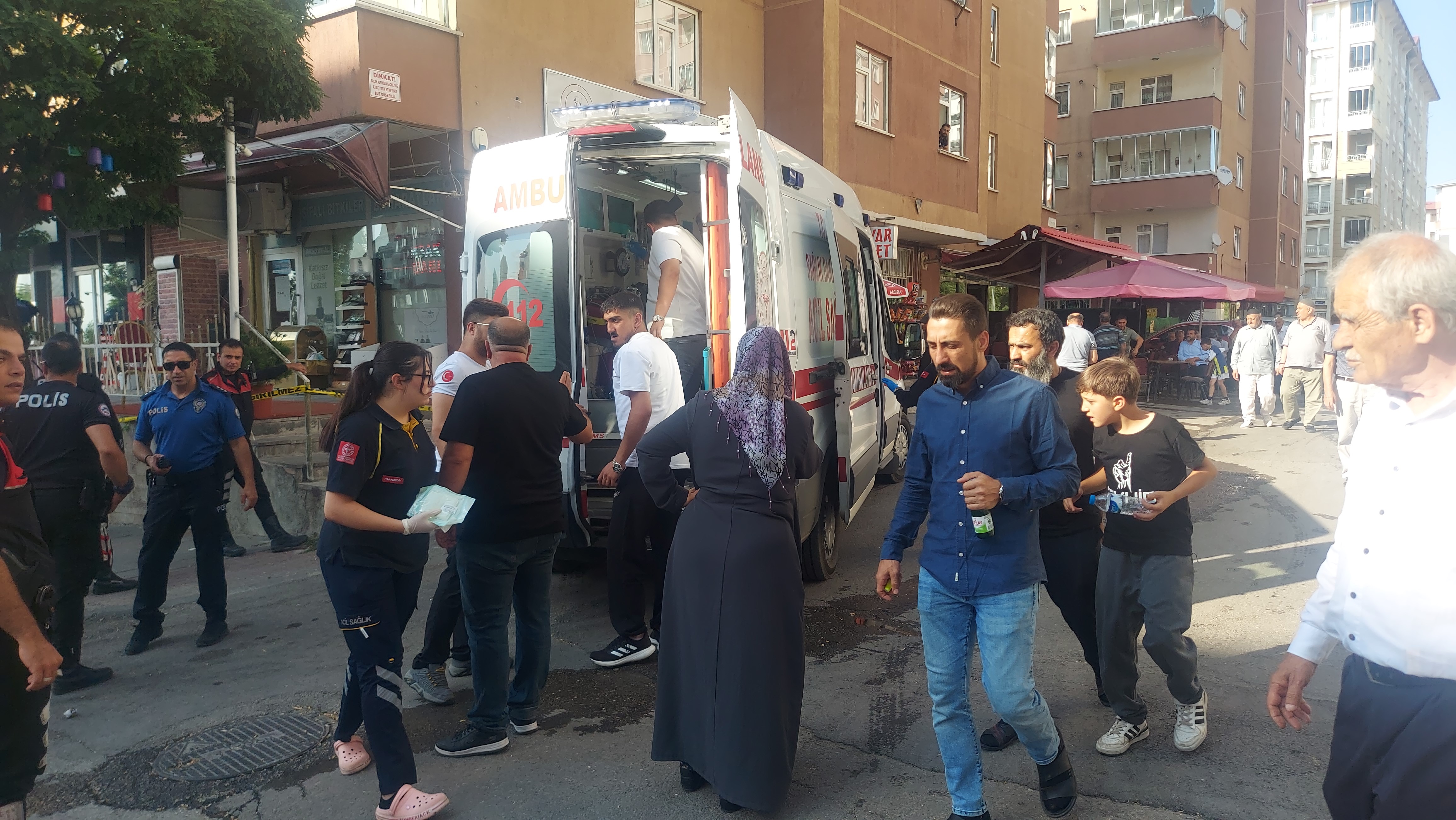 İşyerine silahlı saldırı; 2 yaralı