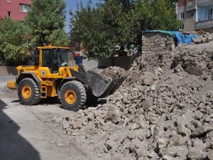 Harabe evlerin hafriyat temizleme çalışması başladı