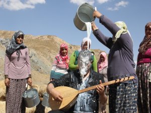 Buzlu su yerine süt döktü