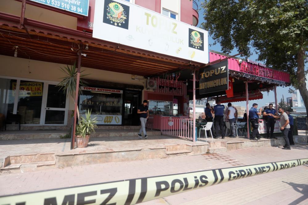 Bıçakla kuyumcudan 18 adet bilezik çaldı