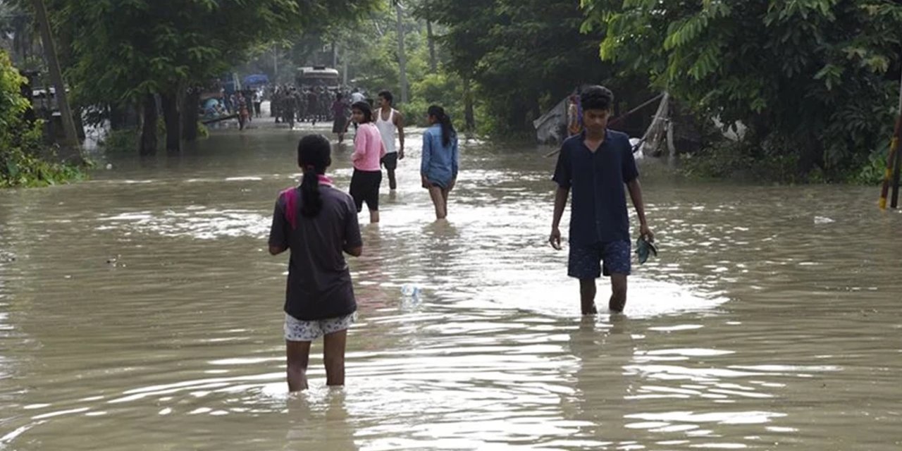 Turistik köy sulara gömüldü: 50'den fazla kayıp