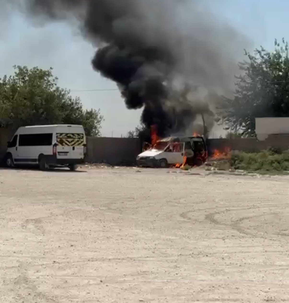 Park halindeki araç alev topuna döndü