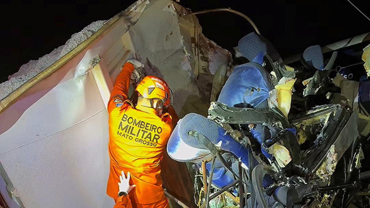 Yolcu otobüsü ile kamyon çarpıştı: 11 ölü, 45 yaralı