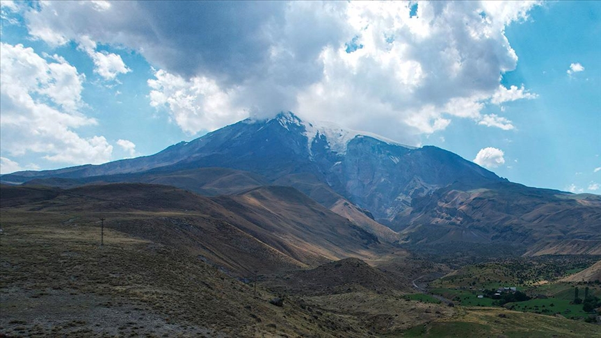 Ağrı Dağı'nın zirvesindeki buzul eriyor