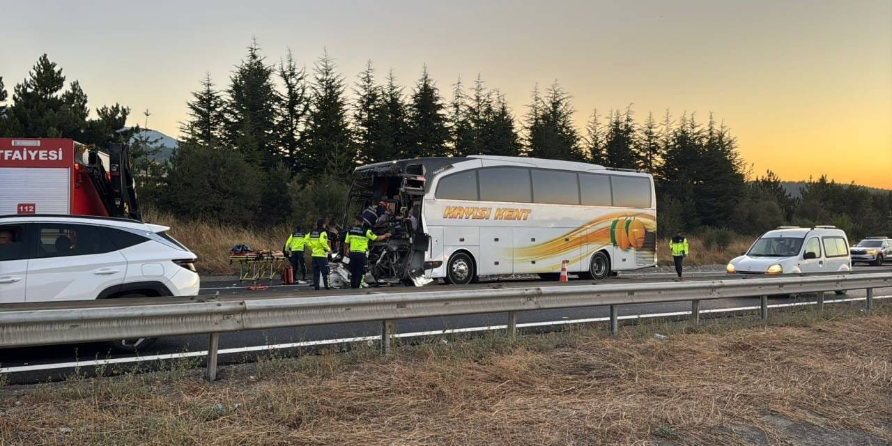Bolu'da yolcu otobüsü kamyona çarptı: Ölü ve yaralılar var