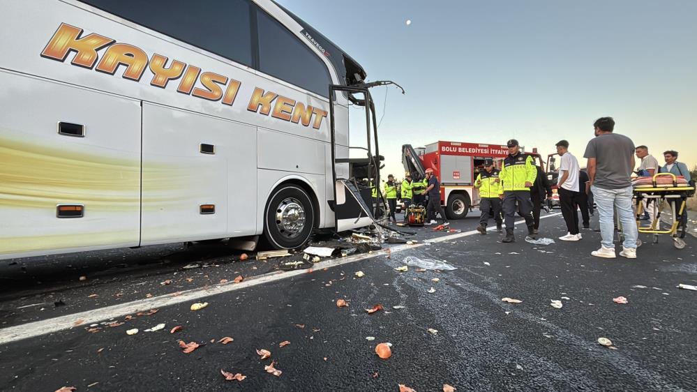 Yolcu otobüsü ile kamyon çarpıştı: 1 ölü, 10 yaralı