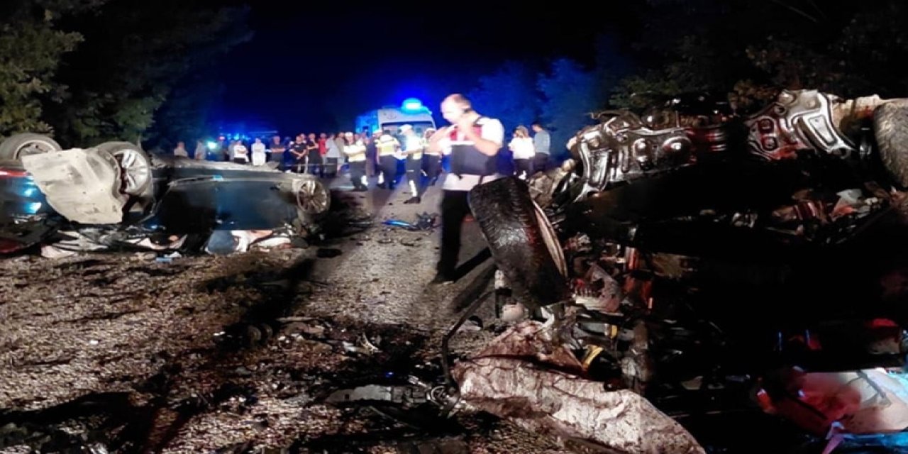 İki otomobil kafa kafaya çarpıştı: 6 ölü