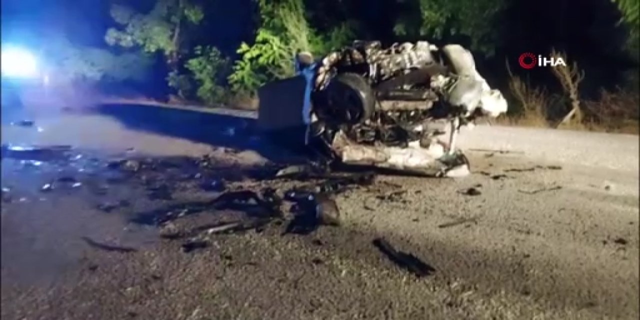 İki araç kafa kafaya çarpıştı: 6 ölü