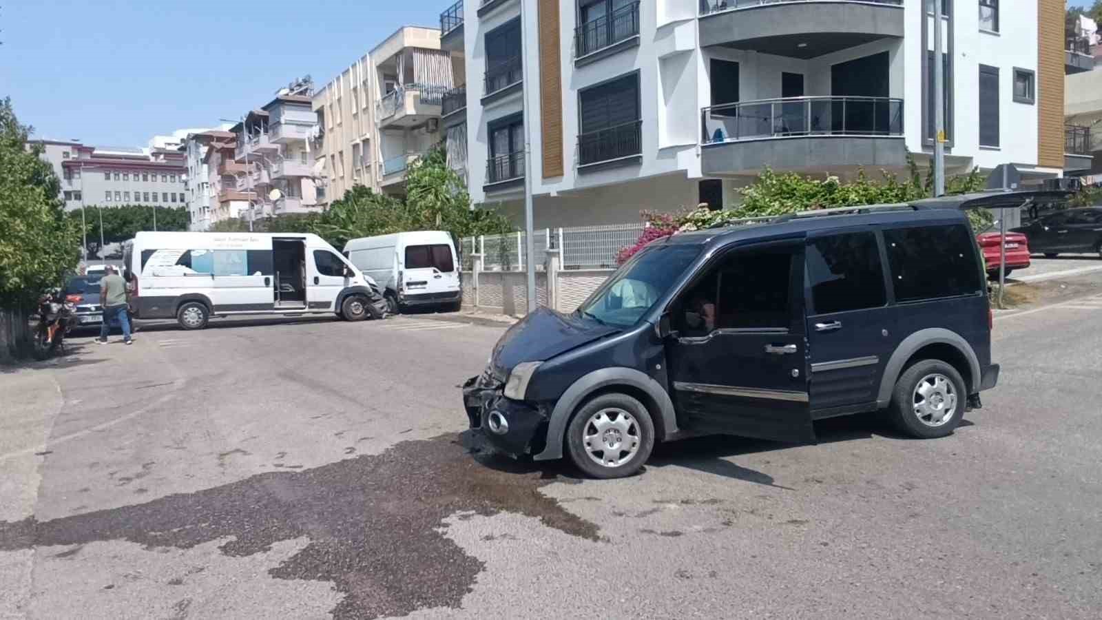 Servis minibüsü kaza yaptı: 4 yaralı