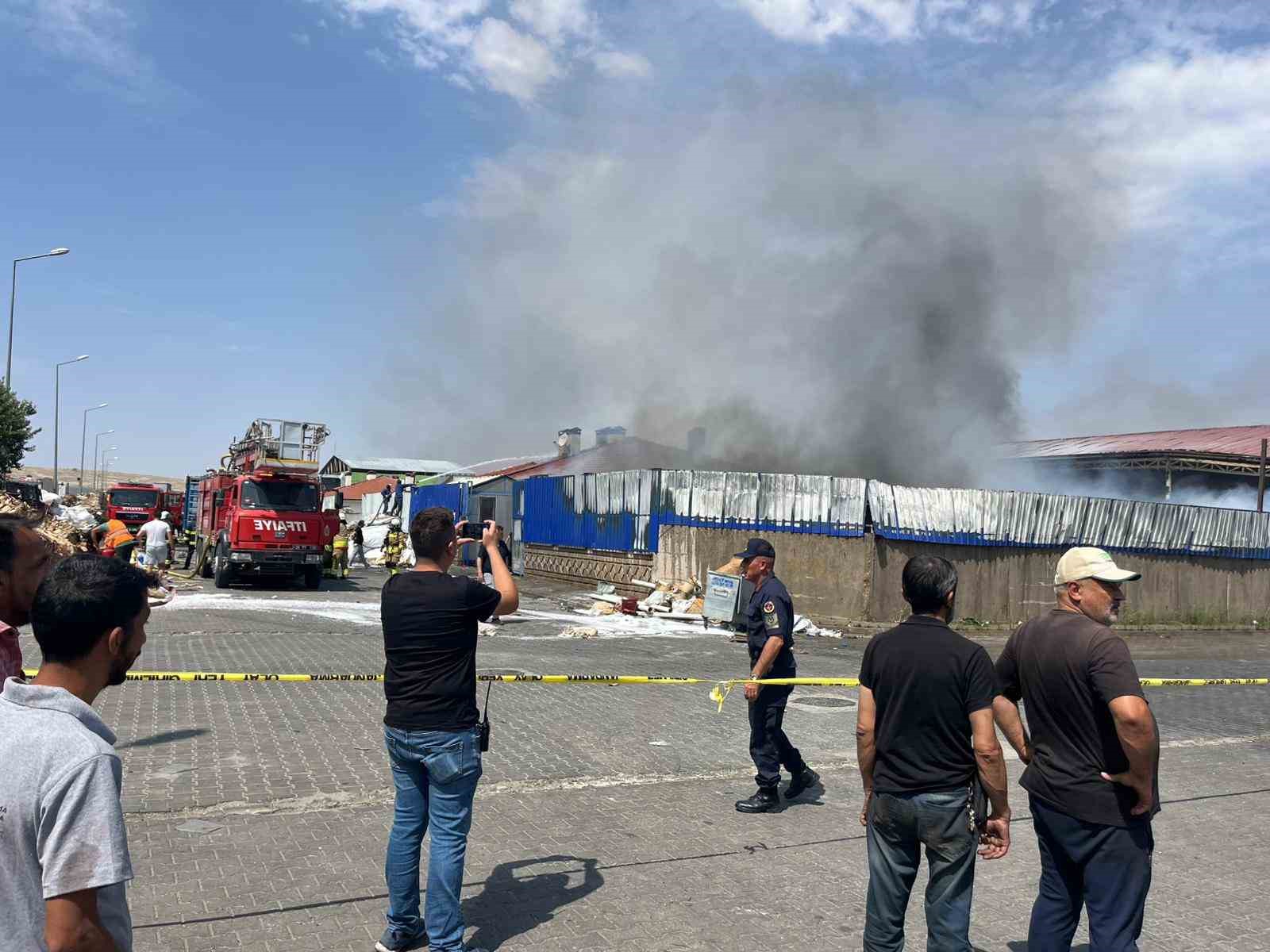 Geri dönüşüm fabrikasında yangın