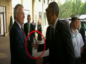 Başbakanının eli iki kez havada kaldı