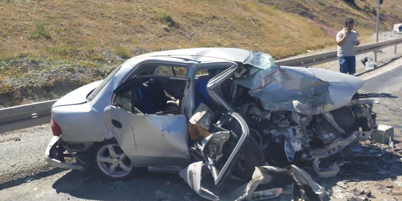 İki otomobil çarpıştı: 3 ölü, 6 yaralı