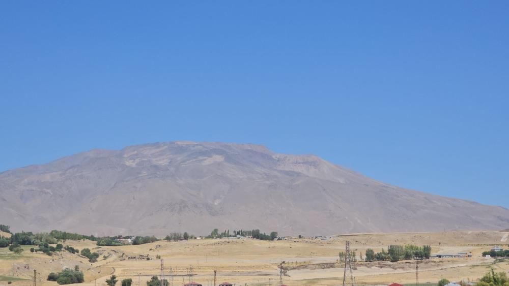 VİDEO - Aşırı sıcaklar Süphan Dağı’nın karını eritti