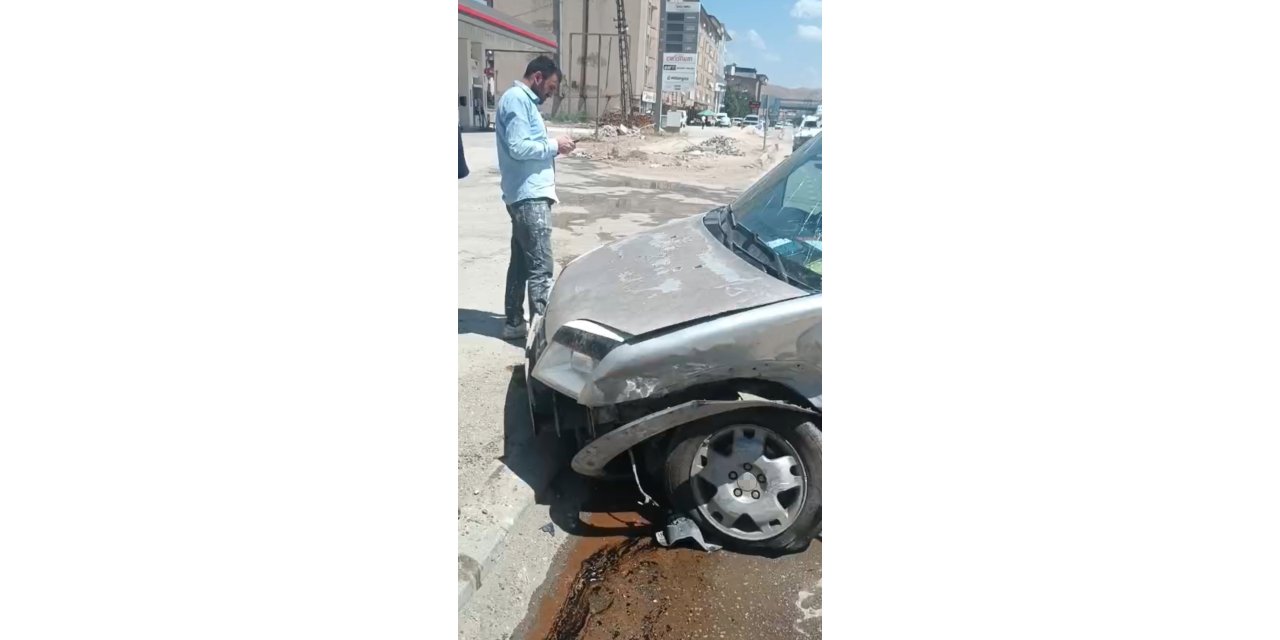 İki araç kafa kafa çarpıştı: 2 yaralı