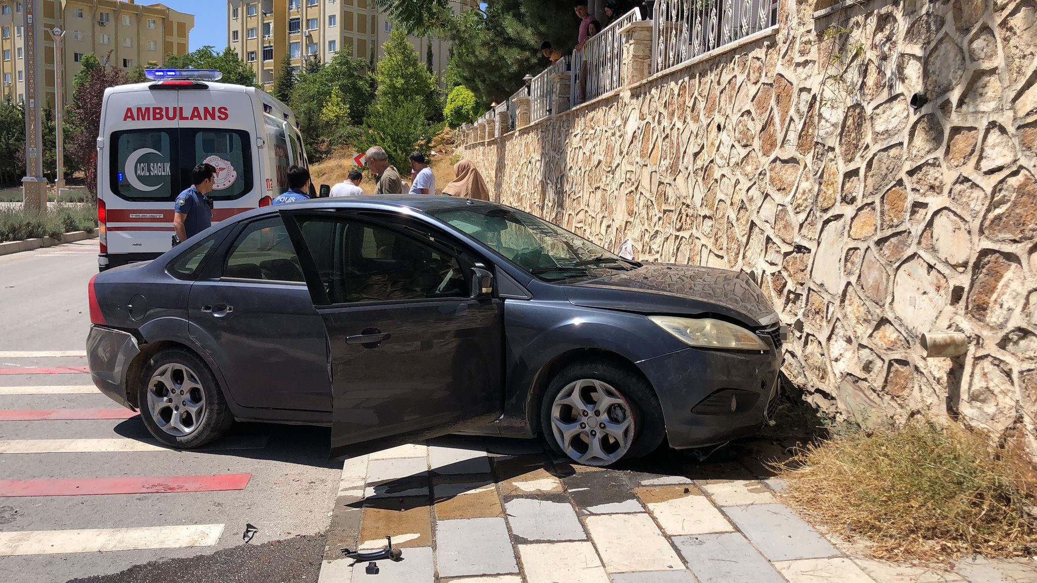 Otomobil duvara çarptı: 1 yaralı