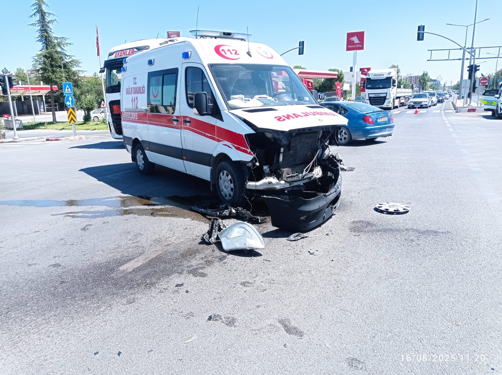 Ambulans müdahaleye giderken kaza yaptı