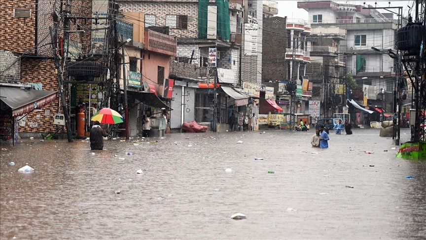 Pakistan’da sel felaketi: Can kaybı 330’u geçti