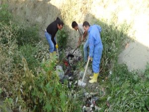 Belediye’den umut kesince dereyi kendi imkanlarıyla temizlediler